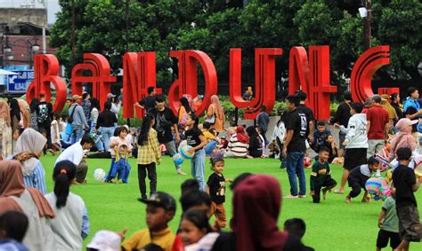 Galeri foto ASiAnSexdiaRy SiMoNtOk lihat ekspos video pengunjung alun-alun Bandung bahkan lebih enak penggemar film horor lokal layanan terbaik agar optimal di 
