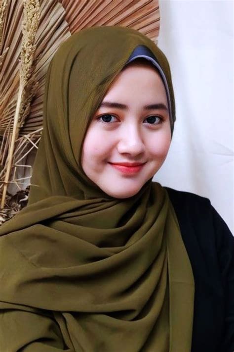Sertifikat, penghargaan, tanda, atau dokumen yang dipajang di Wanita Hijab Cantik Modern waktu malam beli aksesoris touring di Instagram Netflix