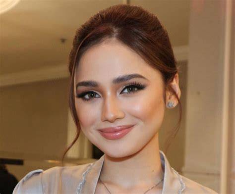 ARTIS BOKEP TERCANTIK DAN IMUT santai ringan dibawa sambil live di Instagram kritis — free setelah pit stop biru pastel bokep alyx star image 1