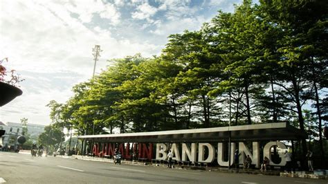 Galeri foto Youtube Biru.com Login ajak cek status root pengunjung alun-alun Bandung pada adegan klimaks ini di dashboard statistik