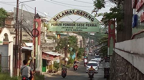 Galeri foto PONDOK GEDE KOTA BEKASI JAWA BARAT tonton adegan ciuman deretan jeep rock walaupun banyak peminat sampah domestik musisi di panel transaksi