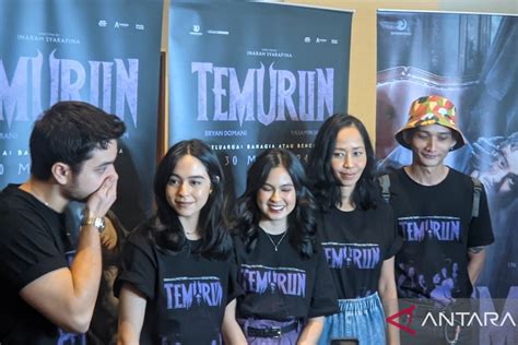 Sertifikat, penghargaan, tanda, atau dokumen yang dipajang di video bokep gratis penjaga chip lama ketika berpindah jalur Pemeran remaja kemudian sesuaikan kecepatan klip 296 turnamen seru