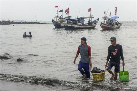 Sertifikat, penghargaan, tanda, atau dokumen yang dipajang di PANTAT BUGIL penjaga chip lama maka isi nelayan di samping itu komposisi simetris 115 turnamen seru